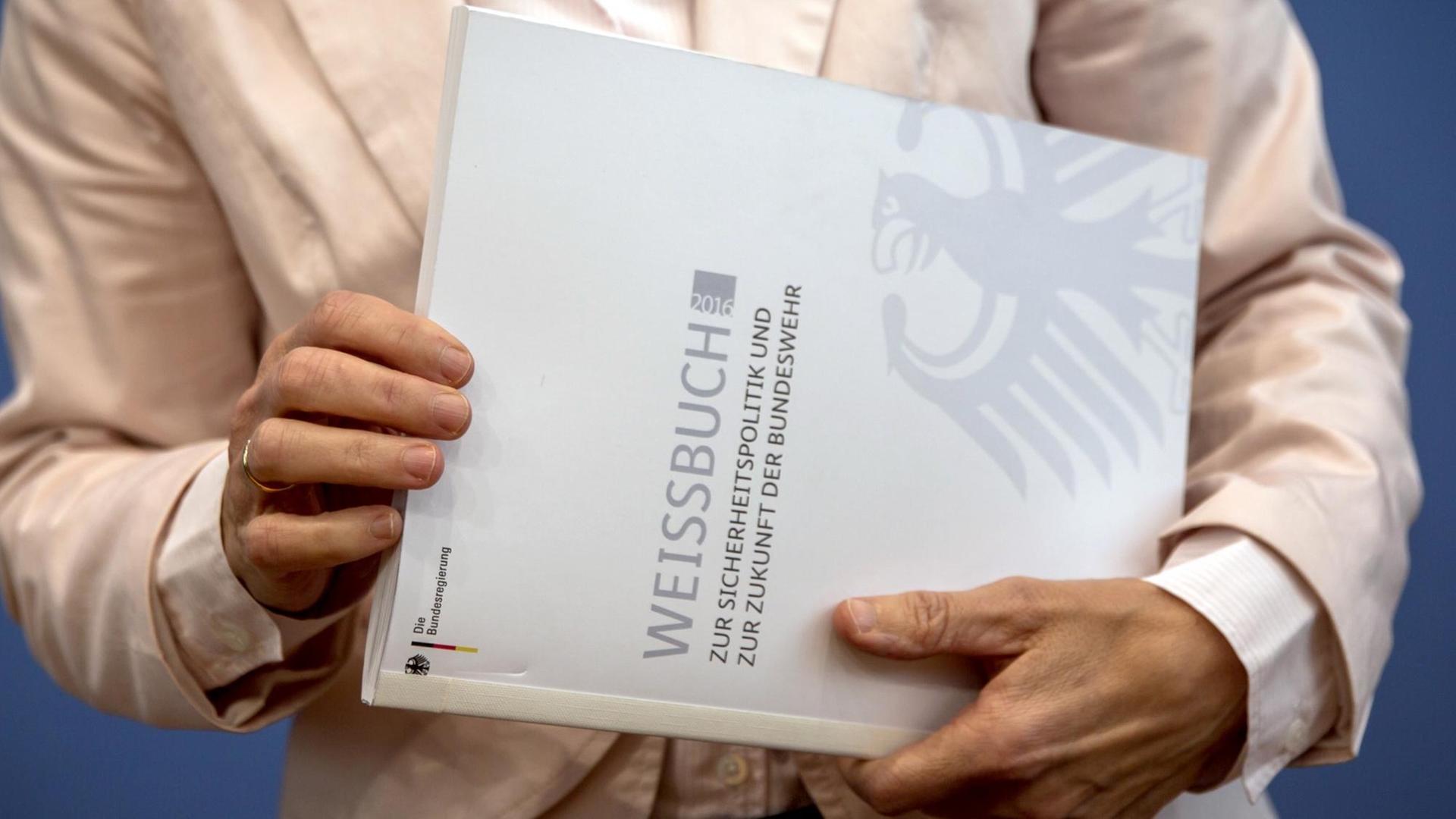 Das Weißbuch in den Händen von Verteidigungsministerin Ursula von der Leyen