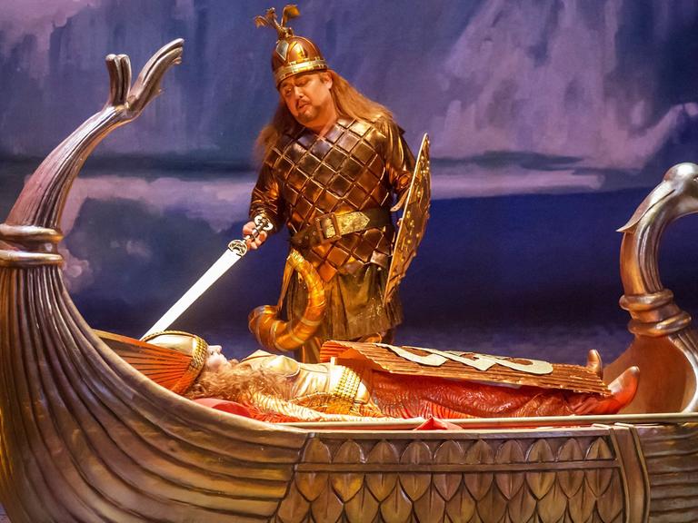 Marc Heller (Sigurd) und Ilia Papandreou (Brunehild) in der Oper "Sigurd" am Theater in Erfurt.