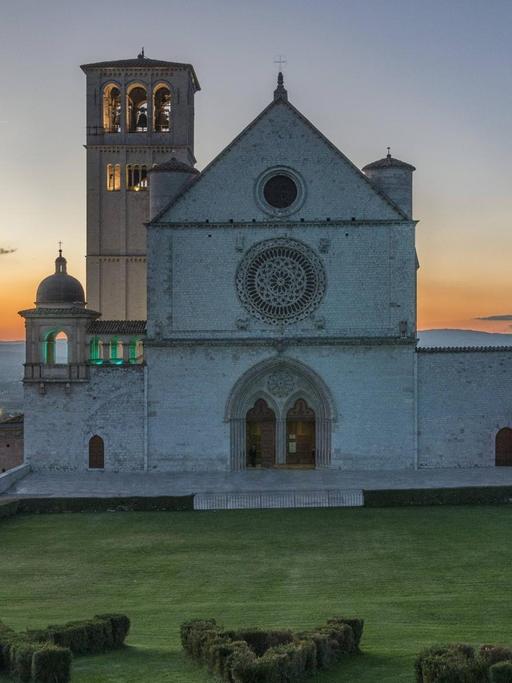 Die Basilika des Heiligen Franz von Assisi in Umbrien bei Sonnenuntergang.