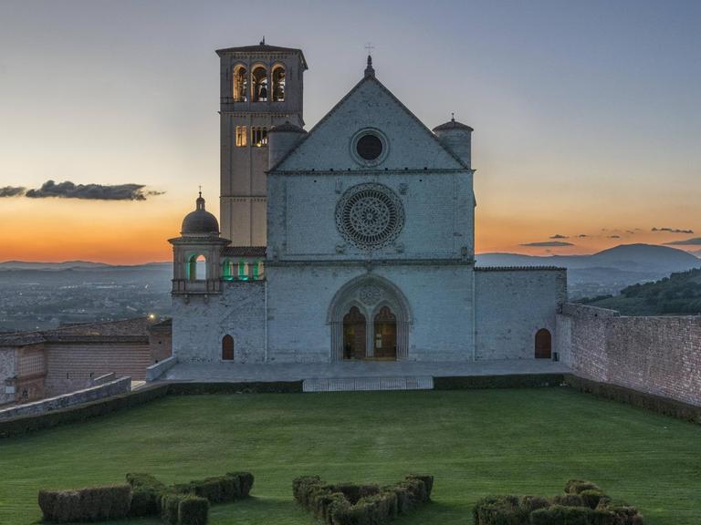 Die Basilika des Heiligen Franz von Assisi in Umbrien bei Sonnenuntergang.