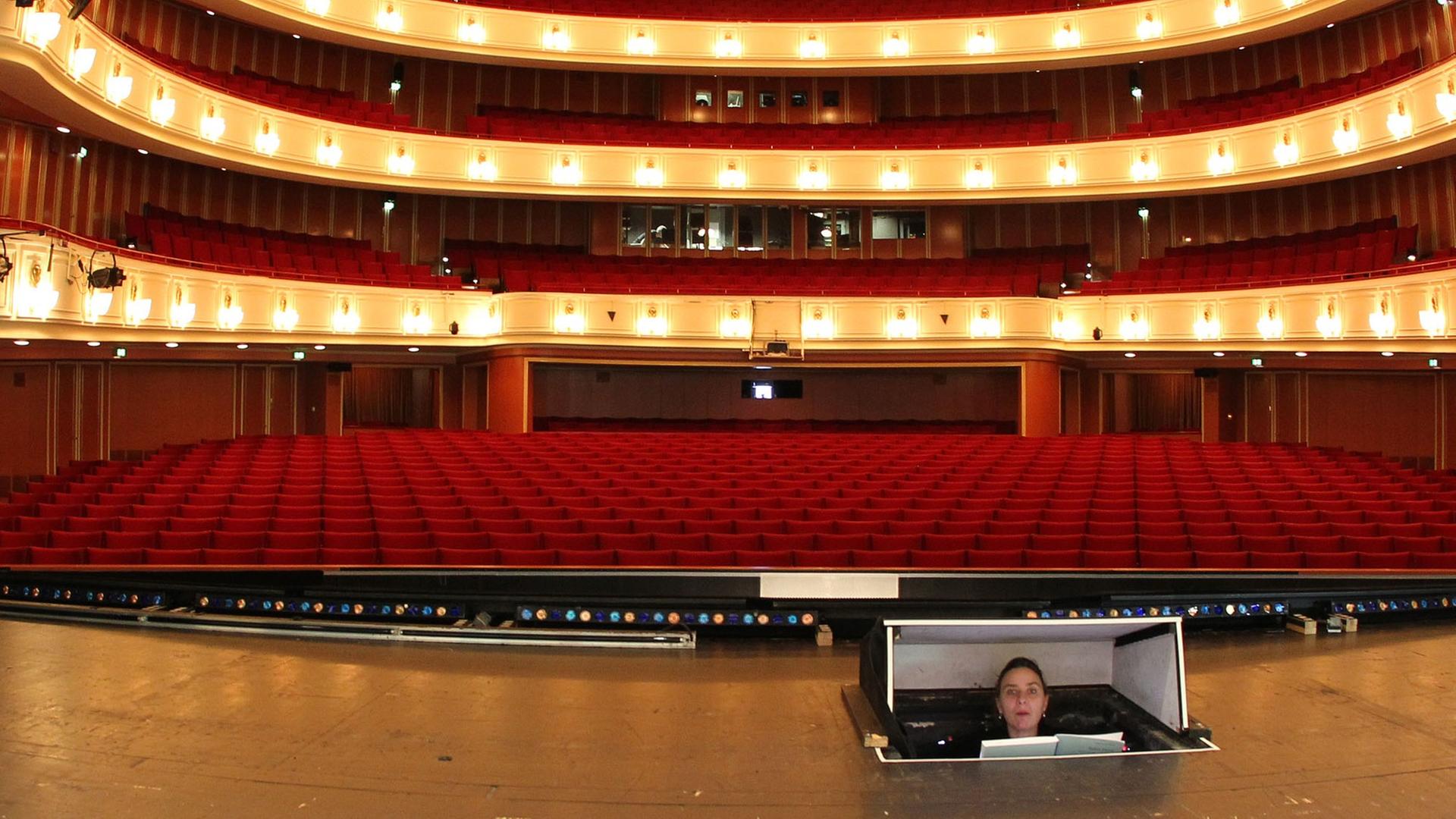 Souffleur/Souffleuse-Arbeitsplatz der Deutschen Oper am Rhein in Düsseldorf. Souffleur/Souffleuse-Arbeitsplatz der Deutschen Oper am Rhein in Düsseldorf.