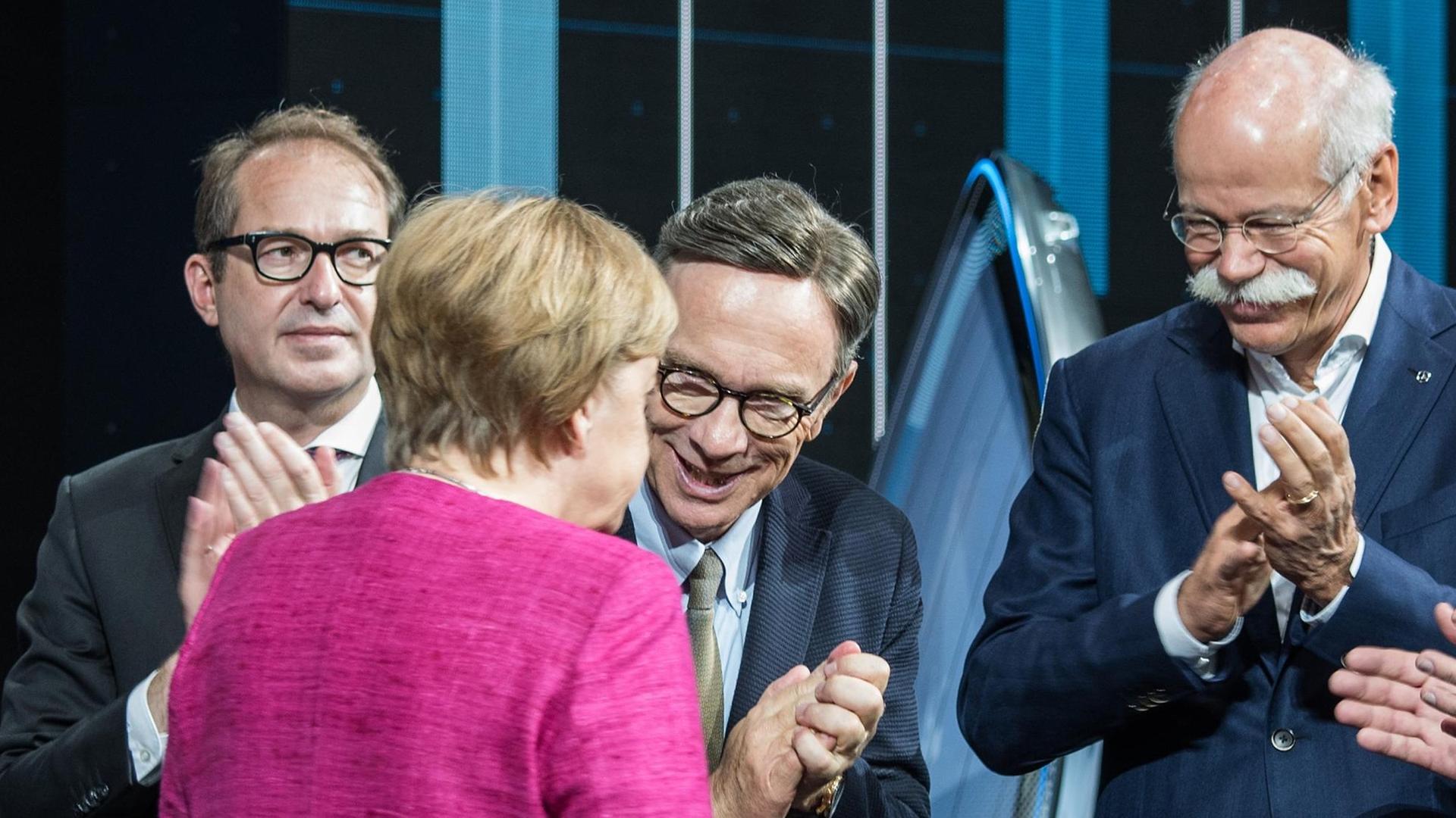 Verkehrsminister Alexander Dobrindt (l-r, CSU),VDA-Präsident Matthias Wissmann und der Vorstandsvorsitzende der Daimler AG, Dieter Zetsche, applaudieren der Bundeskanzlerin Angela Merkel (CDU) am 14.09.2017