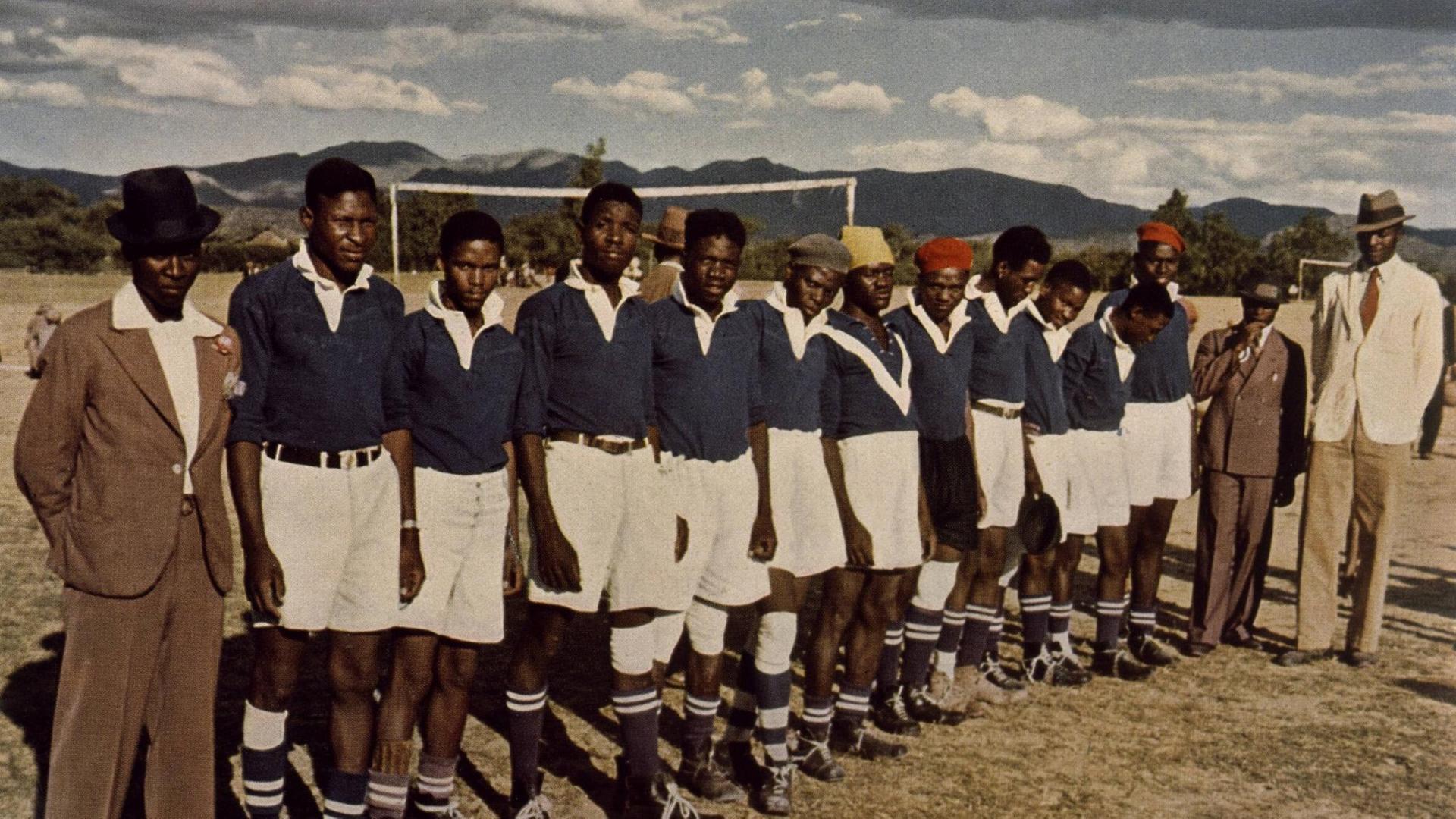 'Eine Eingeborenen-Fußballmannschaft. Ein Foto aus: Afrika in Farben. Das Farbbild-Buch der deutschen Kolonien Deutsch-Ost- und -Südwestafrika von Helmut und Erna Blenck. 1941, Abb.113. 'Eine Eingeborenen-Fußballmannschaft. Ein Foto aus: Afrika in Farben. Das Farbbild-Buch der deutschen Kolonien Deutsch-Ost- und -Südwestafrika von Helmut und Erna Blenck. 1941, Abb.113.