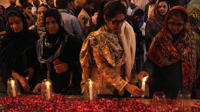 Trauernde zünden im pakistanischen Quetta Kerzen für die Opfer eines Anschlags auf eine Schule an.