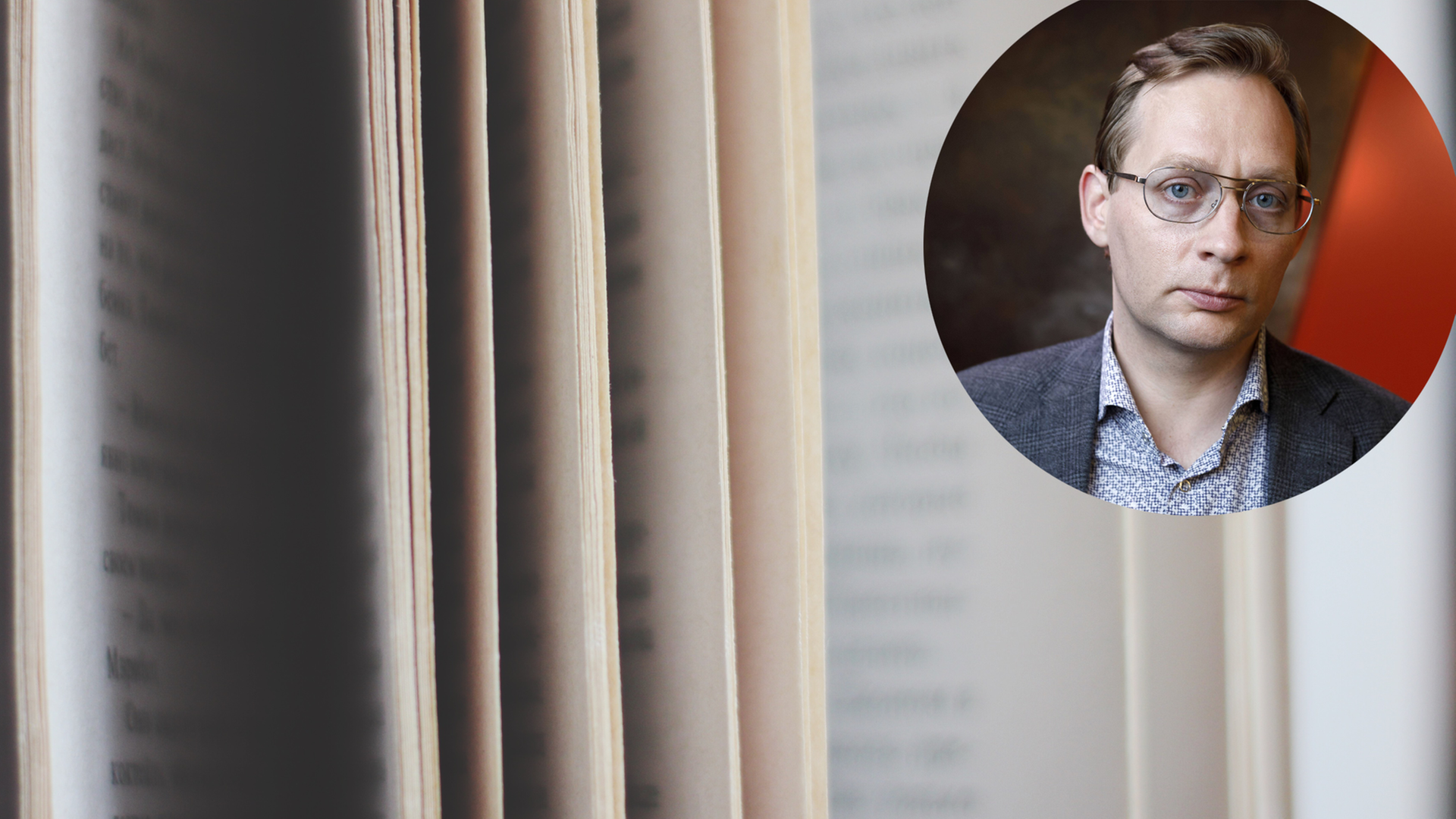 Im Vordergrund ist der Autor Clemens Meyer, der entschlossen in die Kamera blickt. Im Hintergrund sind aufgeschlagene Buchseiten. Im Vordergrund ist der Autor Clemens Meyer, der entschlossen in die Kamera blickt. Im Hintergrund sind aufgeschlagene Buchseiten.