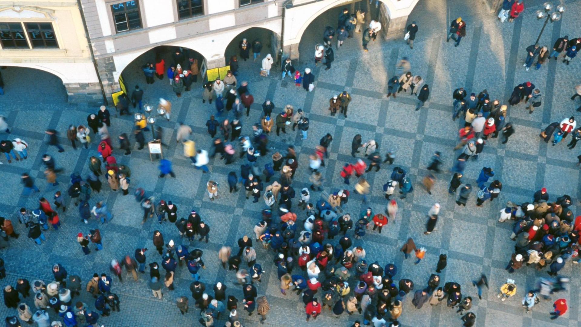 Menschenansammlung vor der Altstaedter Turmuhr, Tschechische Republik, Prag