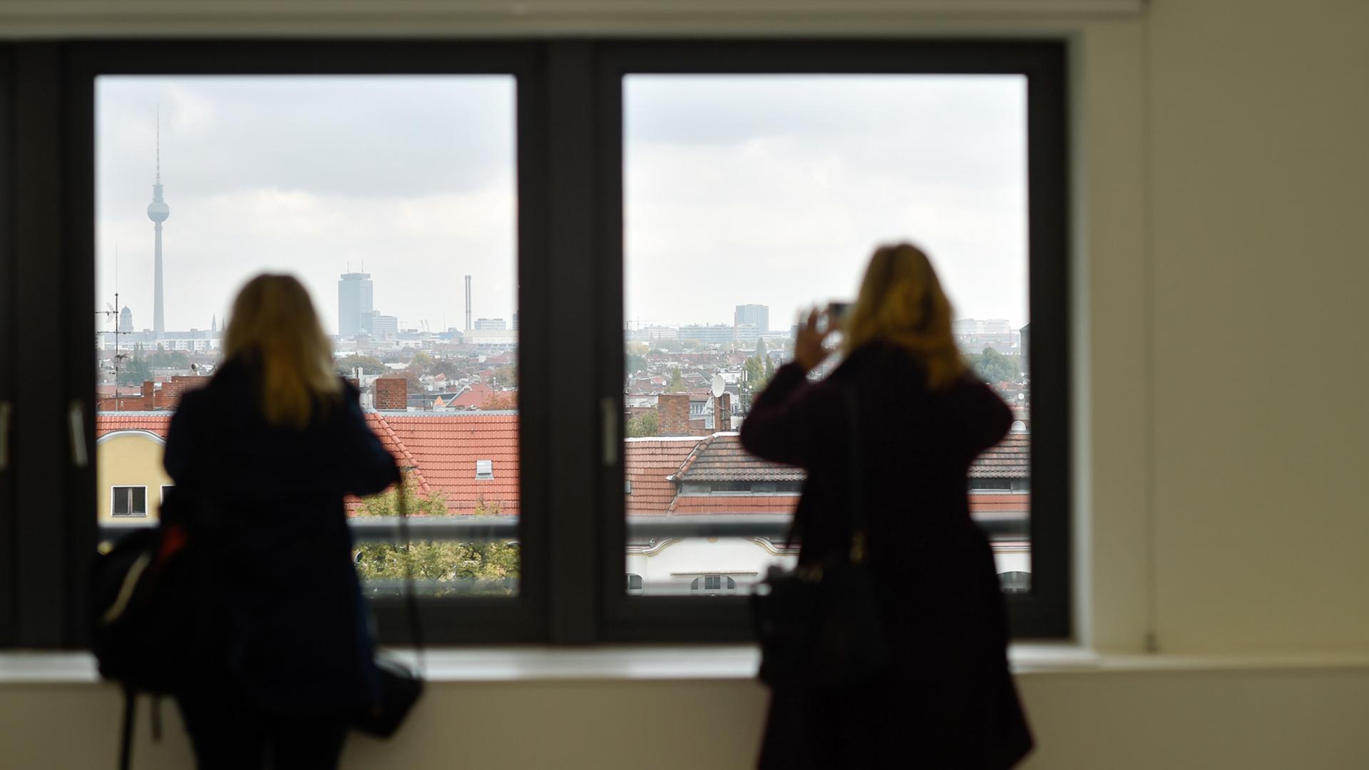 Besucher des Kindl stehen in Berlin im Maschinenhaus der ehemaligen Brauerei am Ende der Ausstellung "Eberhard Havekost" an einem Fenster mit Blick auf Berlin. Das Zentrum für zeitgenössische Kunst im ehemaligen Gebäude der Kindl-Brauerei eröffnet am 22. Oktober 2016. Besucher des Kindl stehen in Berlin im Maschinenhaus der ehemaligen Brauerei am Ende der Ausstellung "Eberhard Havekost" an einem Fenster mit Blick auf Berlin. Das Zentrum für zeitgenössische Kunst im ehemaligen Gebäude der Kindl-Brauerei eröffnet am 22. Oktober 2016.