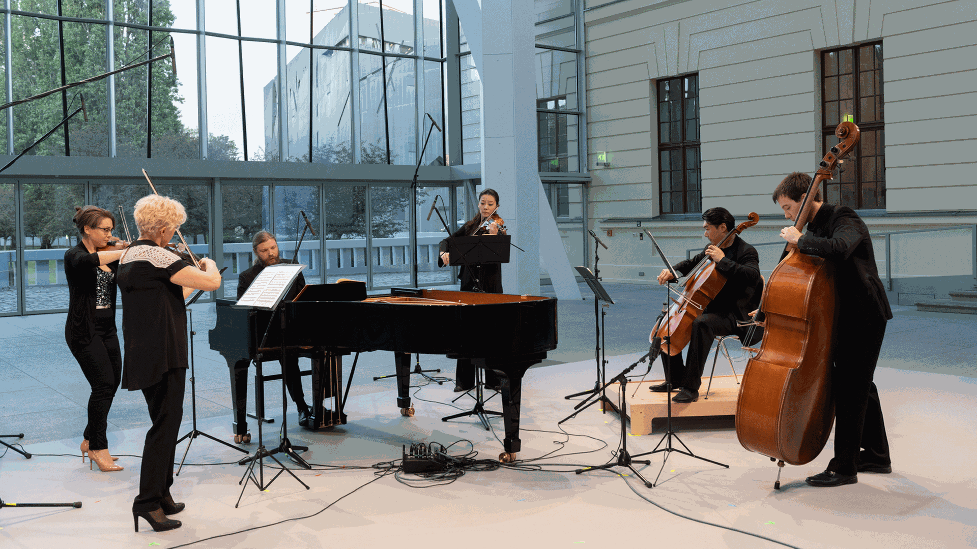 Denis Kozhukhin, Klavier Clara Jumi Kang, Malina Ciobanu, Violine Madeleine Carruzzo, Viola Tim Park, Violoncello, Anton Kammermeier, Kontrabass spielen das Klavierkonzert A-Dur KV 414 von W.A. Mozart im Glashof des Jüdischen Museums Berlin am 14.5.2020 beim Festival Intonations. Denis Kozhukhin, Klavier Clara Jumi Kang, Malina Ciobanu, Violine Madeleine Carruzzo, Viola Tim Park, Violoncello, Anton Kammermeier, Kontrabass spielen das Klavierkonzert A-Dur KV 414 von W.A. Mozart im Glashof des Jüdischen Museums Berlin am 14.5.2020 beim Festival Intonations.