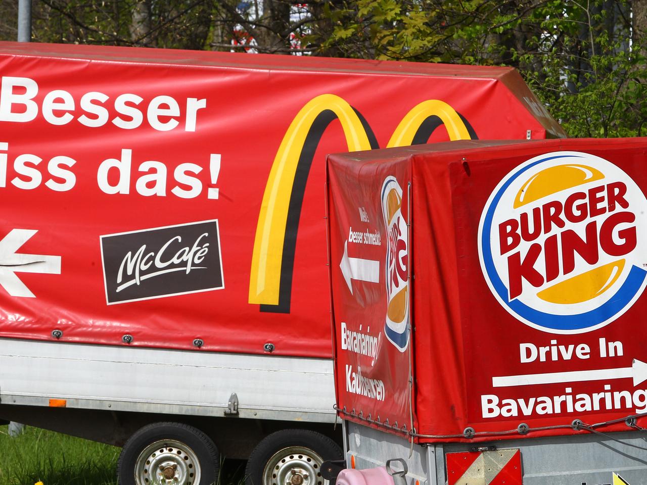 Auf zwei Anhängern wird am 05.05.2014 in Kaufbeuren (Bayern) Werbung für die Fastfood-Ketten McDonald's und Burger King gemacht.