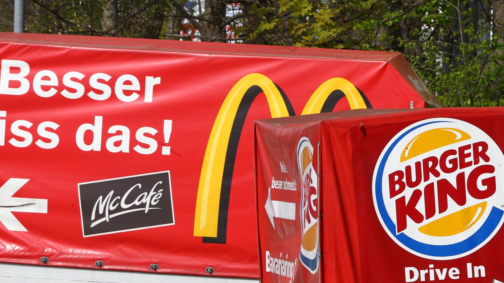 Auf zwei Anhängern wird am 05.05.2014 in Kaufbeuren (Bayern) Werbung für die Fastfood-Ketten McDonald's und Burger King gemacht.
