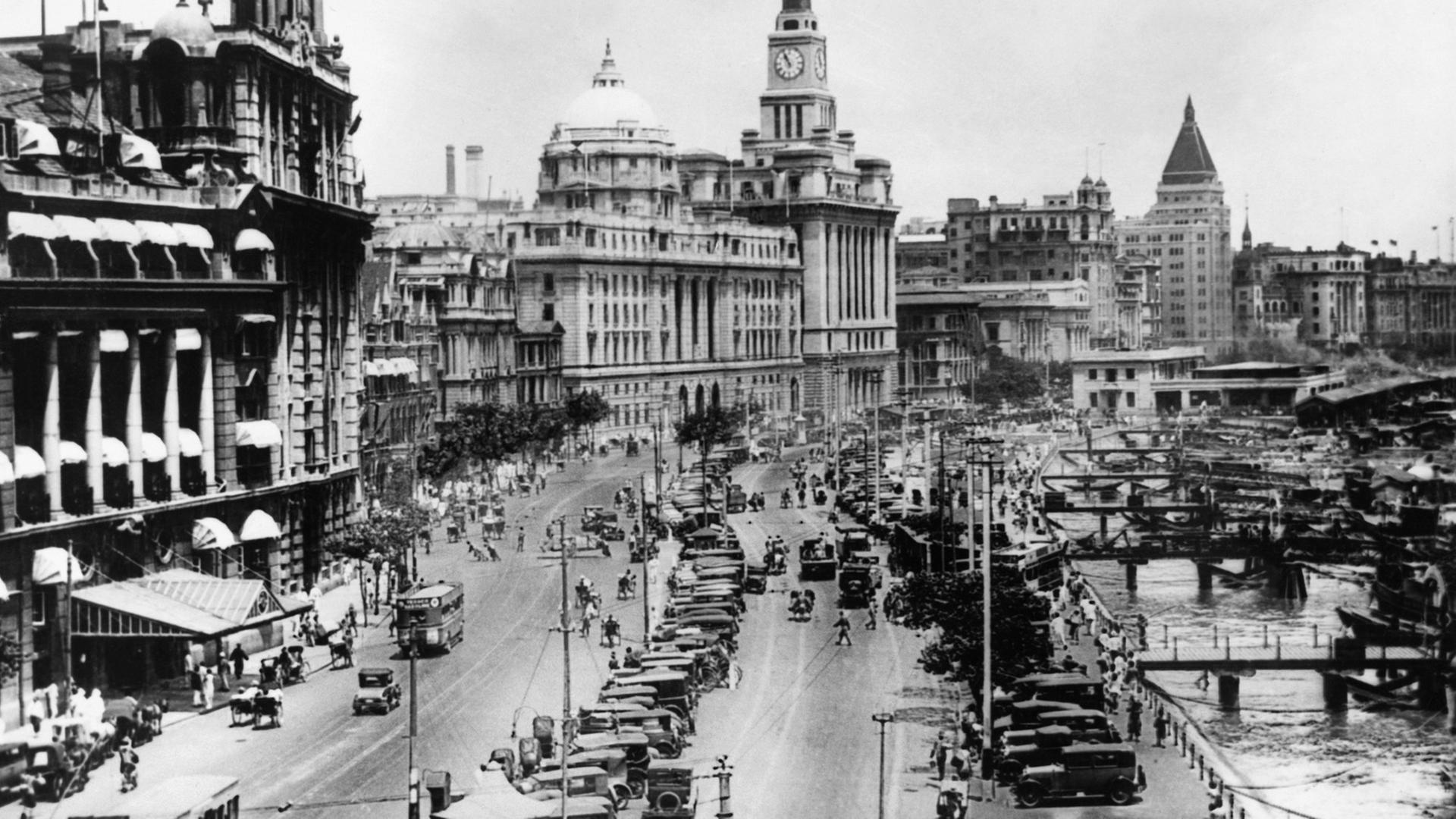 er Bund, die lange Uferpromenade in Shanghai, mit den Gebäuden von Banken, Konsulaten und Hotels, die vorwiegend zu Beginn des 20. Jahrhunderts von den europäischen Kolonialmächten errichtet worden sind, aufgenommen am 17. August 1937. er Bund, die lange Uferpromenade in Shanghai, mit den Gebäuden von Banken, Konsulaten und Hotels, die vorwiegend zu Beginn des 20. Jahrhunderts von den europäischen Kolonialmächten errichtet worden sind, aufgenommen am 17. August 1937.