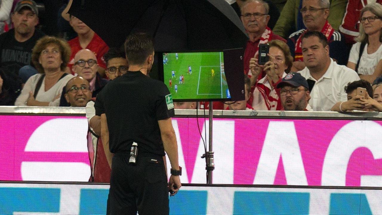 Schiedsrichter, Referee, Harm Osmers schaut auf einen Monitor und kontrolliert mit dem Videobeweis pb es sich um ein Foul handelte. Schiedsrichter, Referee, Harm Osmers schaut auf einen Monitor und kontrolliert mit dem Videobeweis pb es sich um ein Foul handelte.