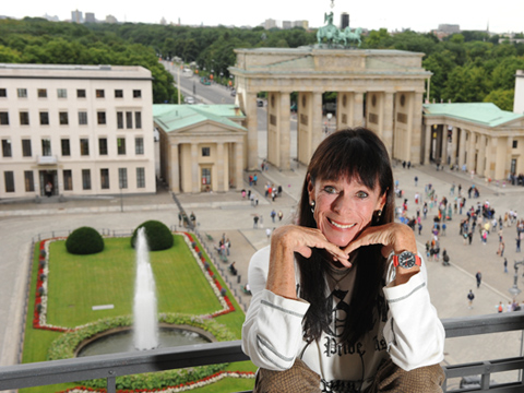 Die Schauspielerin Geraldine Chaplin im Hotel Adlon in Berlin mit Ausblick aufs Brandenburger Tor. Die Schauspielerin Geraldine Chaplin im Hotel Adlon in Berlin mit Ausblick aufs Brandenburger Tor.