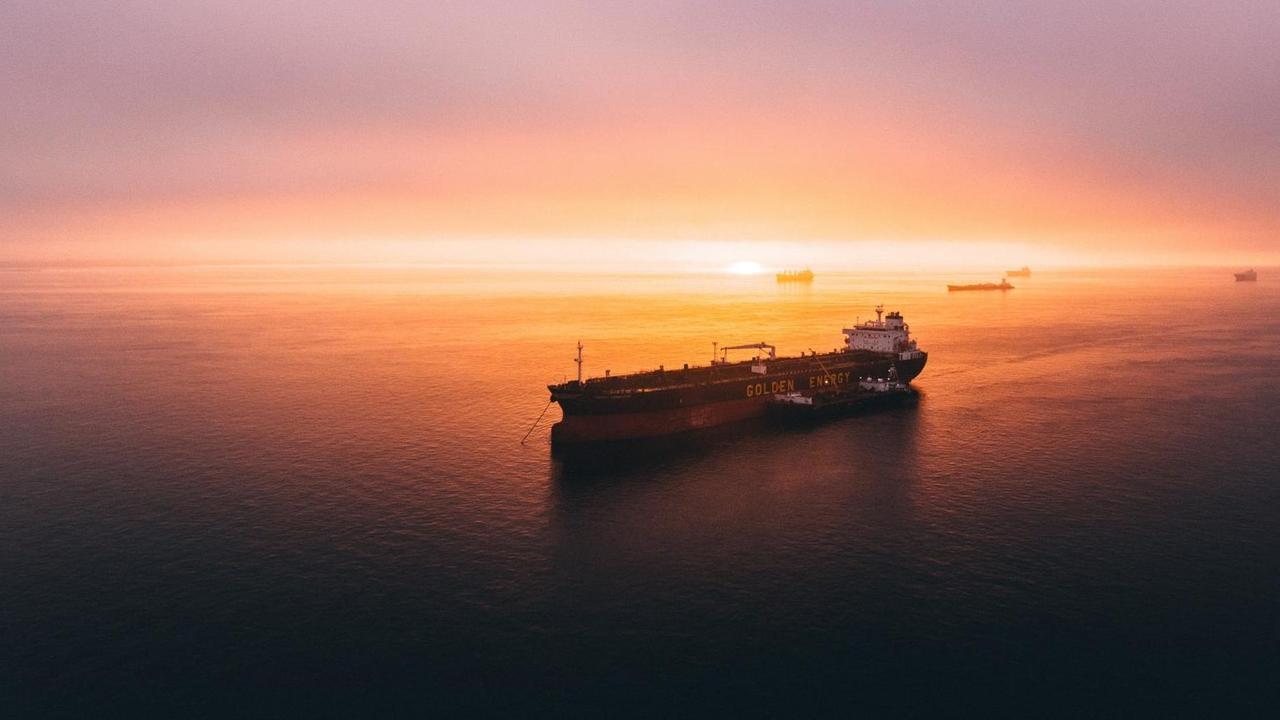 Der Frachter "Golden Energy" fährt im goldenen Morgenlicht durch den Hafen von San Francisco. Der Frachter "Golden Energy" fährt im goldenen Morgenlicht durch den Hafen von San Francisco.