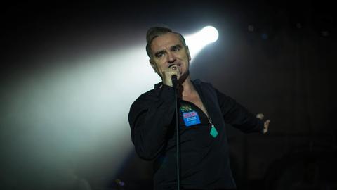 Das Foto zeigt den britischen Sänger und Songwriter Morrissey bei einem Live-Konzert im schwedischen Göteborg.