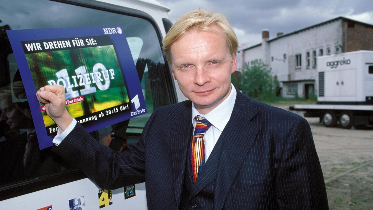 Aufnahme von Uwe Steimle vor einem NDR-Auto mit Polizeiruf 110 Aufklebern. Aufnahme von Uwe Steimle vor einem NDR-Auto mit Polizeiruf 110 Aufklebern.