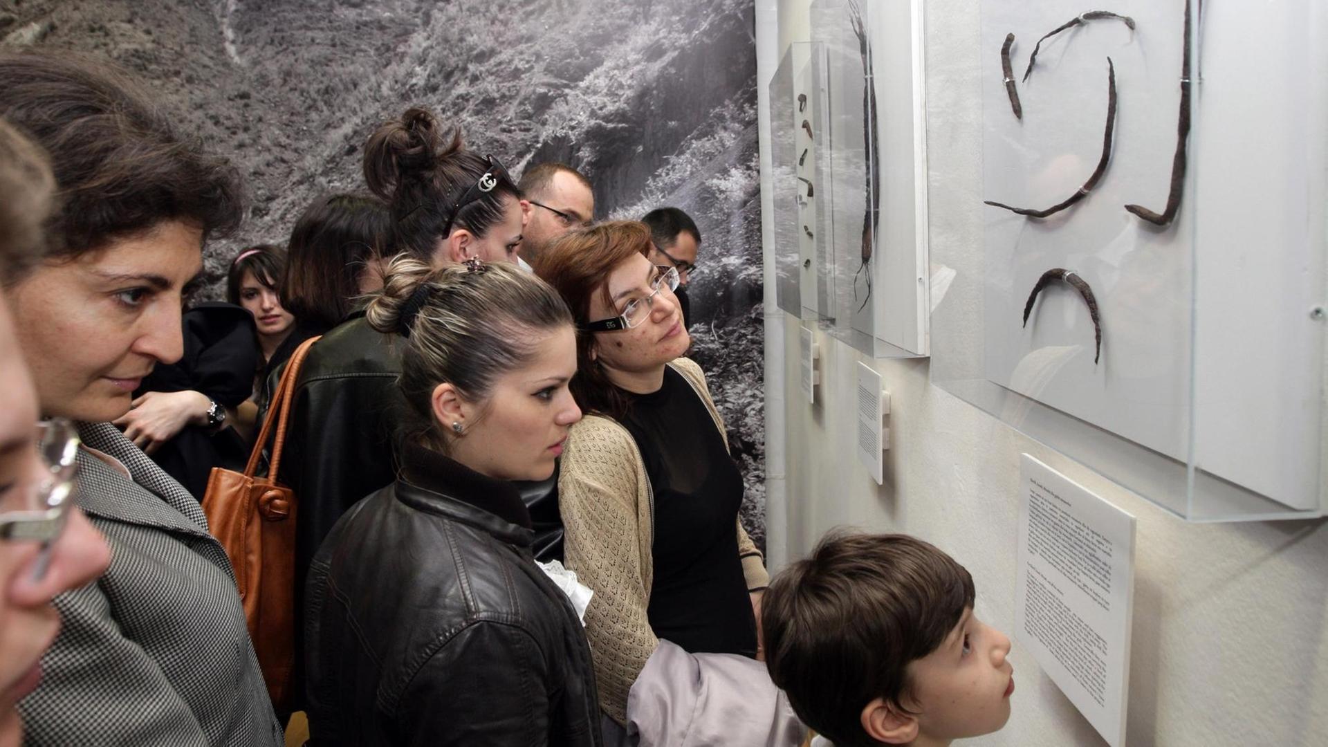 Besucher einer Ausstellung in Tirana, im April 2012, blicken auf Gegenstände aus albanischen Gefängnissen während der Diktatur von Enver Hoxha. Organisator und Sammler war der ehemalige politische Häftling Fatos Lubonja.