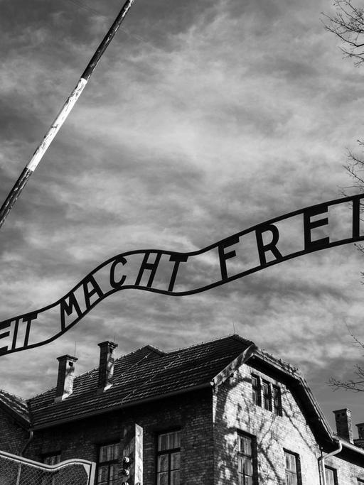 Das Tor zum ehemaligen Konzentrationslager Auschwitz I (Stammlager)