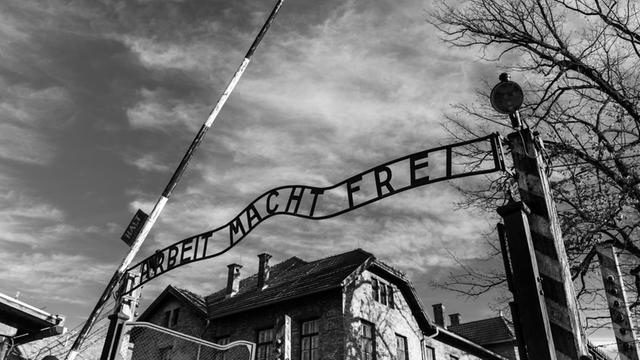 Das Tor zum ehemaligen Konzentrationslager Auschwitz I (Stammlager)