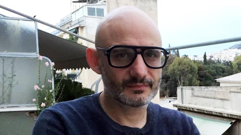 Poka-Yio, Direktor der Athens Biennale und documenta-Kritiker Poka-Yio, Direktor der Athens Biennale und documenta-Kritiker