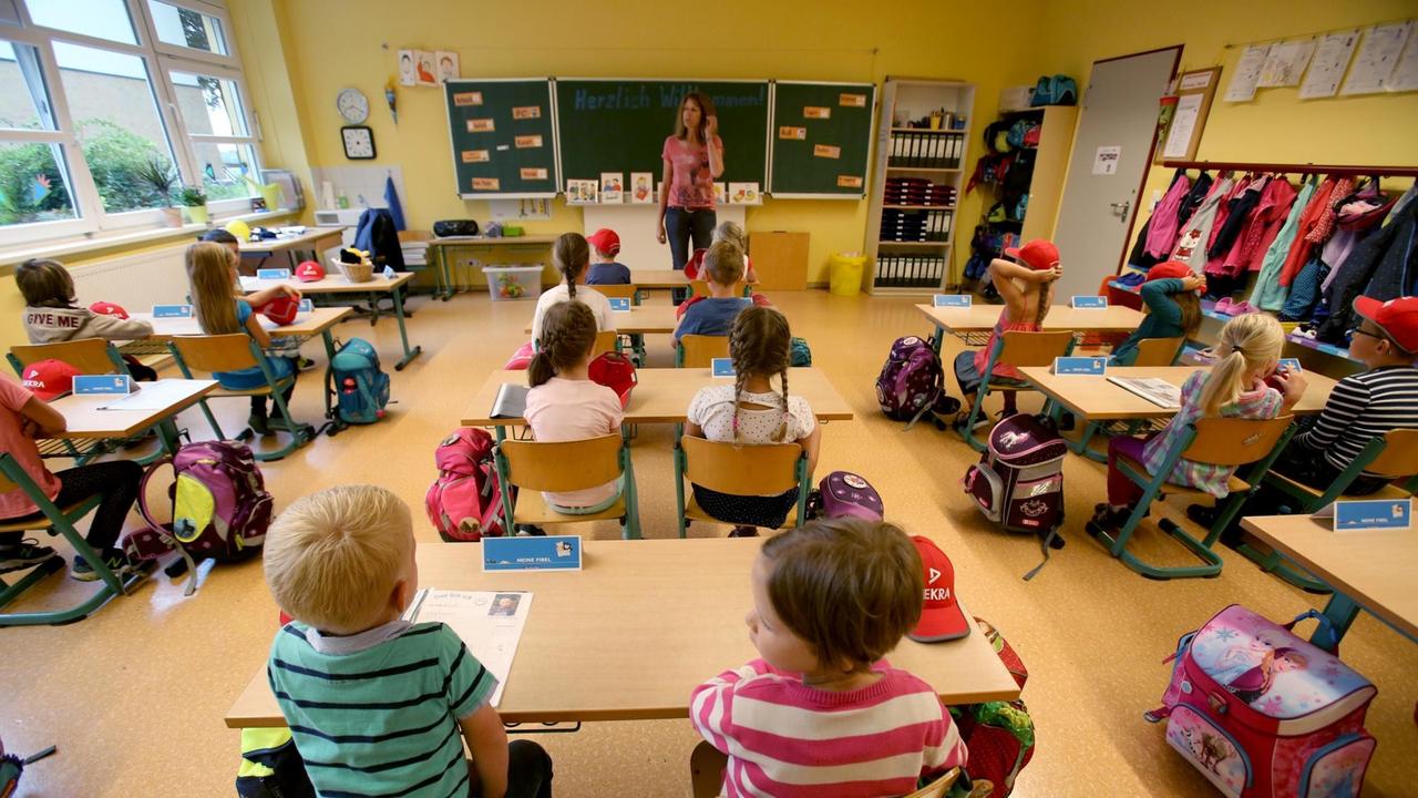 Kinder sitzen im Klassenzimmer Kinder sitzen im Klassenzimmer