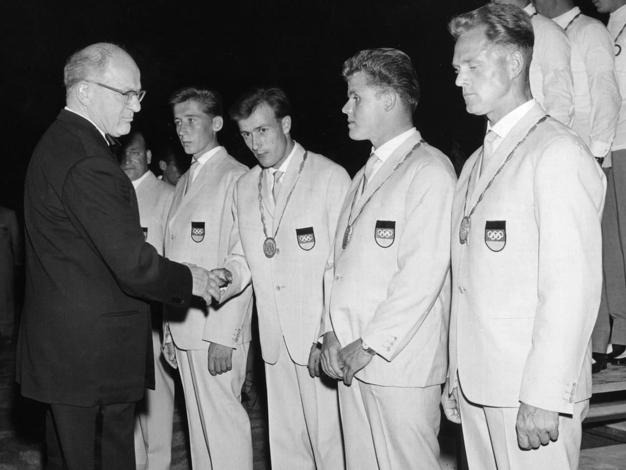 Die deutschen Strassenrennfahrer mit (v.r.) Gustav-Adolf Schur, Erich Hagen, Egon Adler und Günter Lörke nehmen am 26.08.1960 in Rom die Silbermedaillen aus den Händen von Avery-Brundage (l) entgegen. Mit der Zeit von 2:16:56,31 h hatten die deutschen Fahrer im 100-km-Mannschaftsfahrer das begehrte Metall erkämpft. Die deutschen Strassenrennfahrer mit (v.r.) Gustav-Adolf Schur, Erich Hagen, Egon Adler und Günter Lörke nehmen am 26.08.1960 in Rom die Silbermedaillen aus den Händen von Avery-Brundage (l) entgegen. Mit der Zeit von 2:16:56,31 h hatten die deutschen Fahrer im 100-km-Mannschaftsfahrer das begehrte Metall erkämpft.