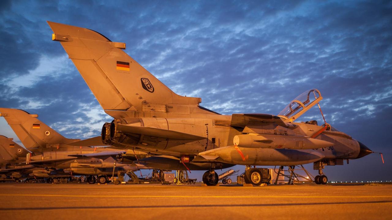 Das Archivbild zeigt mehrere Kampfjets der Bundeswehr in Incirlik. Sie werden von orangenem Licht angestrahlt. Das Archivbild zeigt mehrere Kampfjets der Bundeswehr in Incirlik. Sie werden von orangenem Licht angestrahlt.