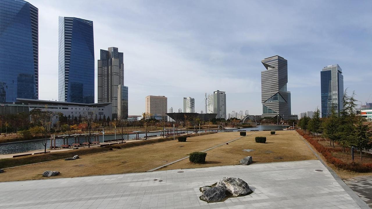 Skyline von Songdo, im Vordergrund fließ ein künstlich angelegtes Salzwasser-Flüsschen. Skyline von Songdo, im Vordergrund fließ ein künstlich angelegtes Salzwasser-Flüsschen.