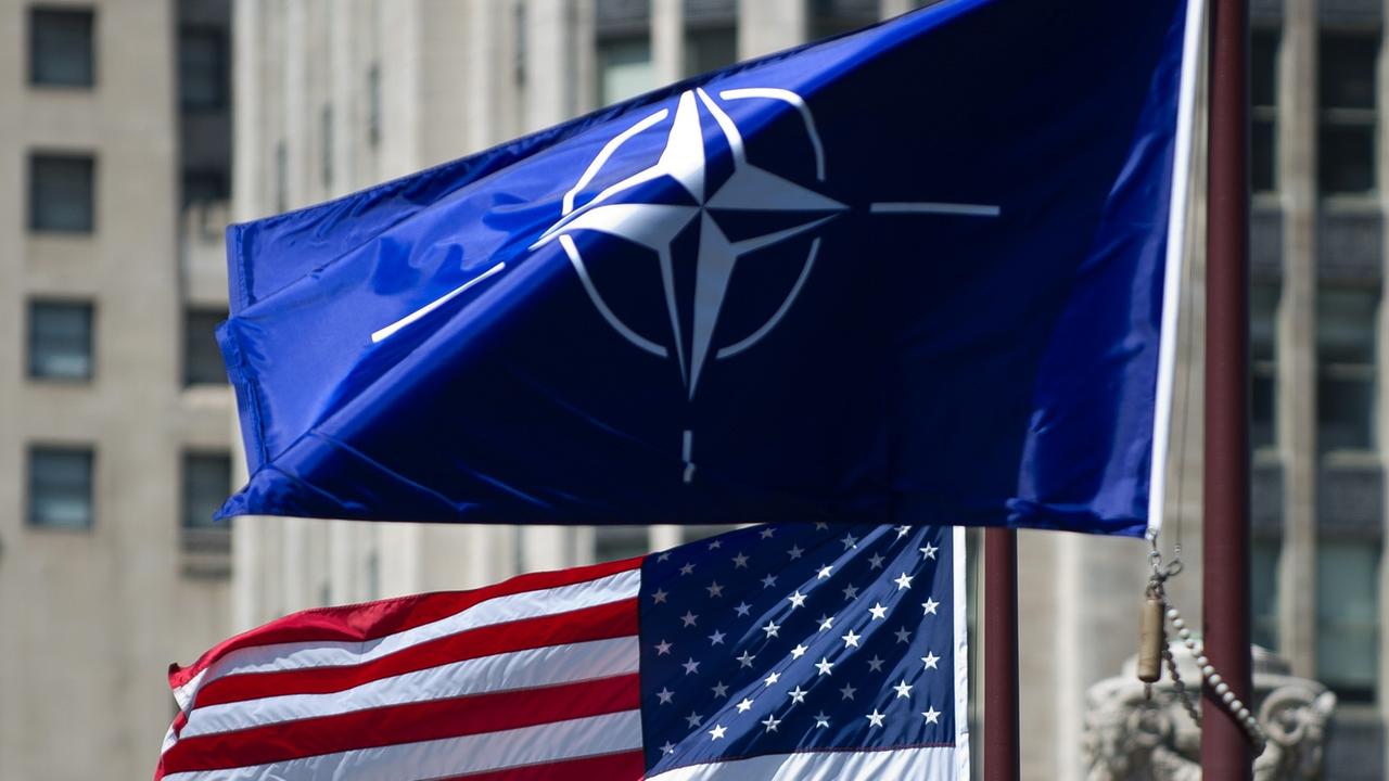 Die US-amerikanische und die NATO-Fahne wehen am Donnerstag (17.05.2012) im Stadtzentrum in Chicago. In der nordamerikanischen Stadt am Michigansee findet am 20. und 21.05.2012 der NATO-Gipfel statt. Die US-amerikanische und die NATO-Fahne wehen am Donnerstag (17.05.2012) im Stadtzentrum in Chicago. In der nordamerikanischen Stadt am Michigansee findet am 20. und 21.05.2012 der NATO-Gipfel statt.