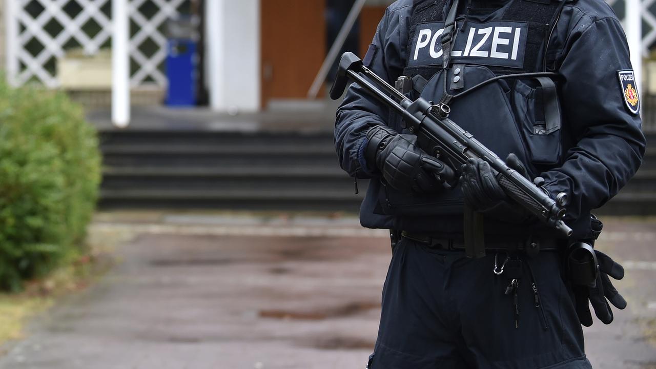 Ein Polizist bewacht in Bremen eine Synagoge. Ein Polizist bewacht in Bremen eine Synagoge.