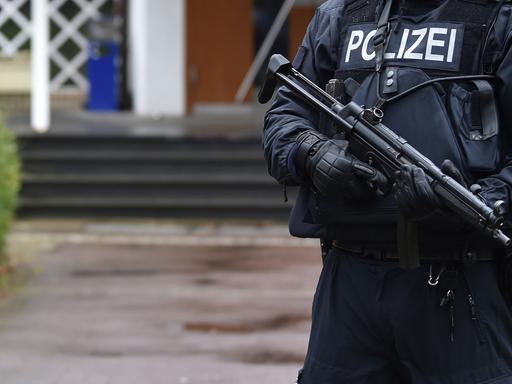 Ein Polizist bewacht in Bremen eine Synagoge.