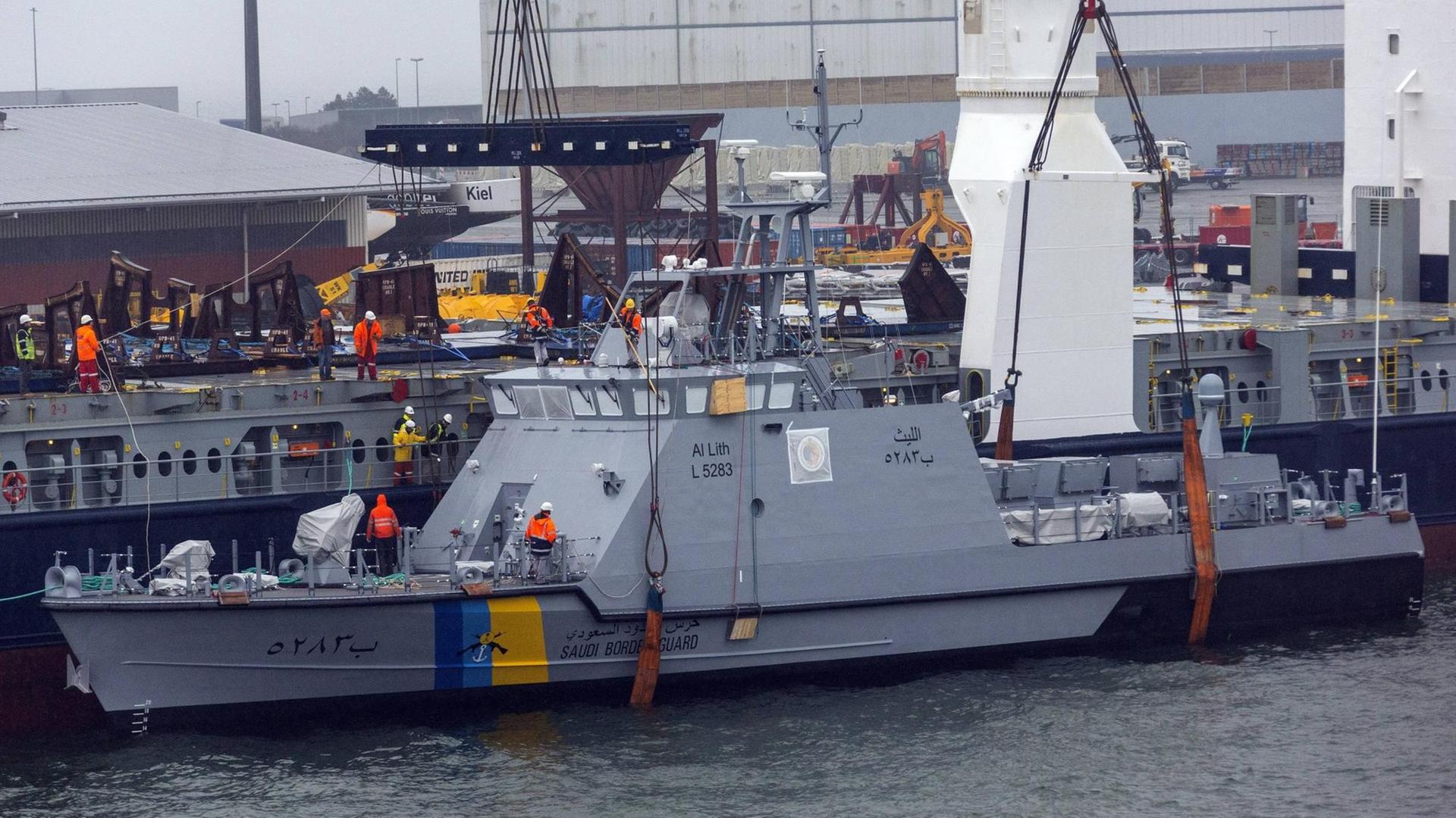 Ein Patrouillenboot für Saudi-Arabien wird im Hafen Sassnitz-Mukran auf der Insel Rügen verladen Ein Patrouillenboot für Saudi-Arabien wird im Hafen Sassnitz-Mukran auf der Insel Rügen verladen