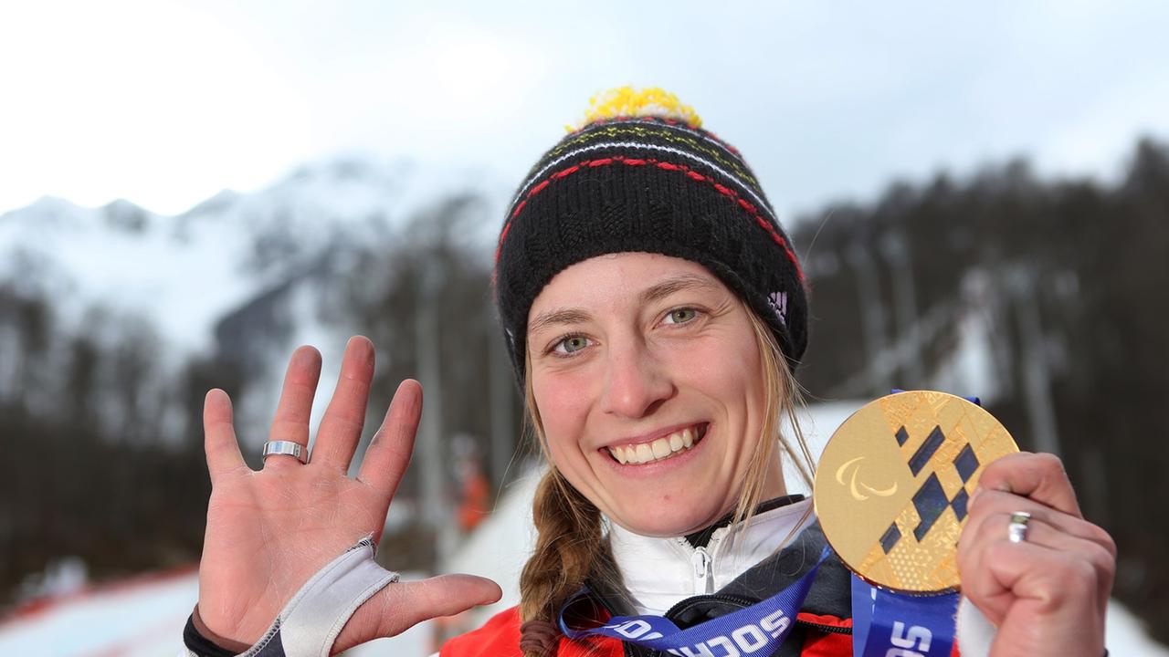 Anna Schaffelhuber zeigt ihre 5. Gold-Medaille und daneben die 5 Finger von einer Hand. Anna Schaffelhuber zeigt ihre 5. Gold-Medaille und daneben die 5 Finger von einer Hand.
