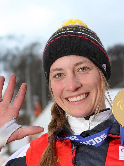 Anna Schaffelhuber zeigt ihre 5. Gold-Medaille und daneben die 5 Finger von einer Hand.