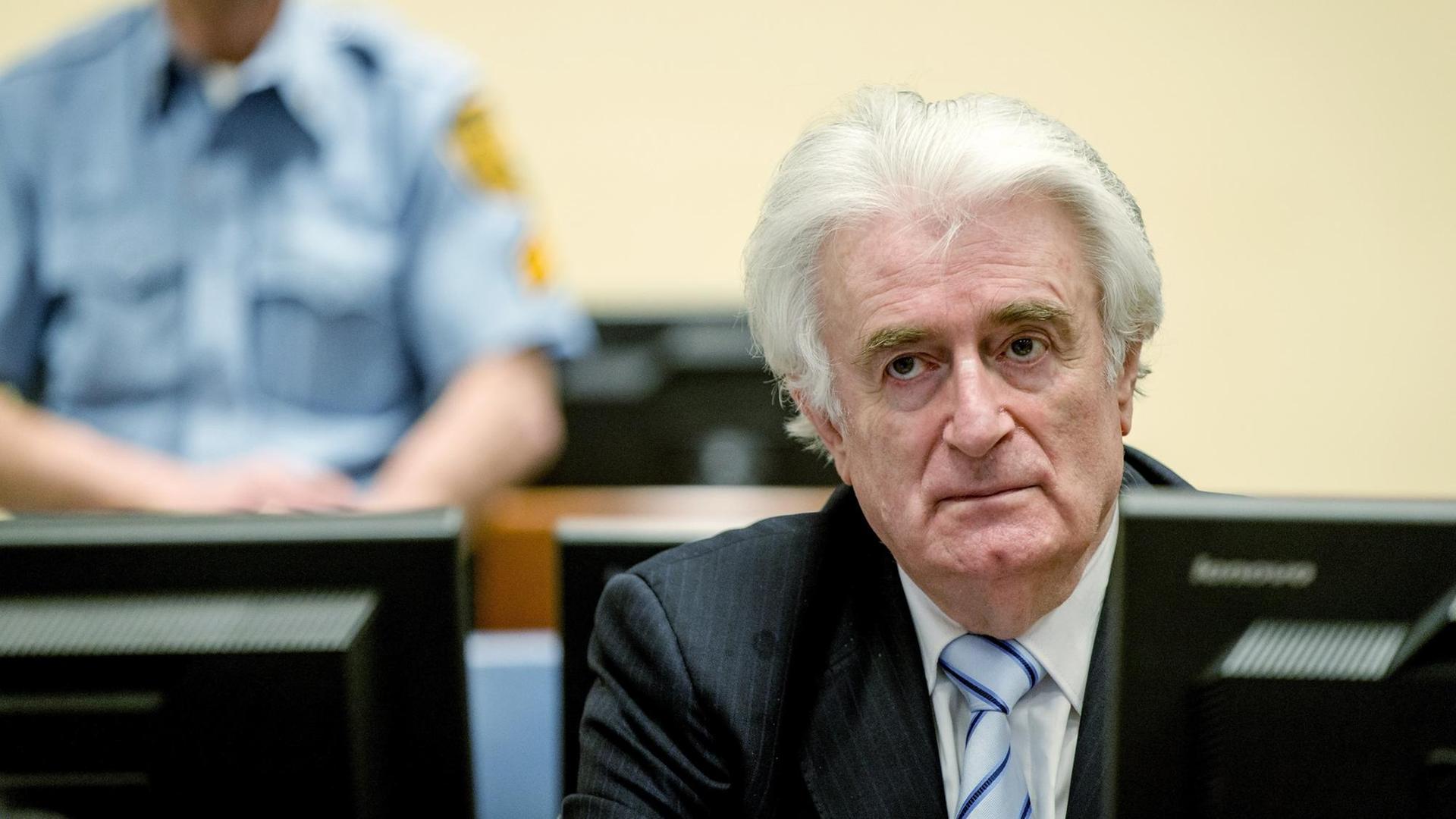Der ehemalige bosnische Serbenführer Radovan Karadzic bei der Urteilsverkündung des UNO-Kriegsverbrechertribunals in Den Haag am 24.03.2016. Der ehemalige bosnische Serbenführer Radovan Karadzic bei der Urteilsverkündung des UNO-Kriegsverbrechertribunals in Den Haag am 24.03.2016.
