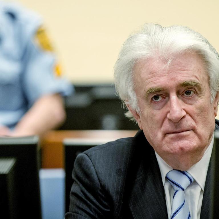 Der ehemalige bosnische Serbenführer Radovan Karadzic bei der Urteilsverkündung des UNO-Kriegsverbrechertribunals in Den Haag am 24.03.2016.
