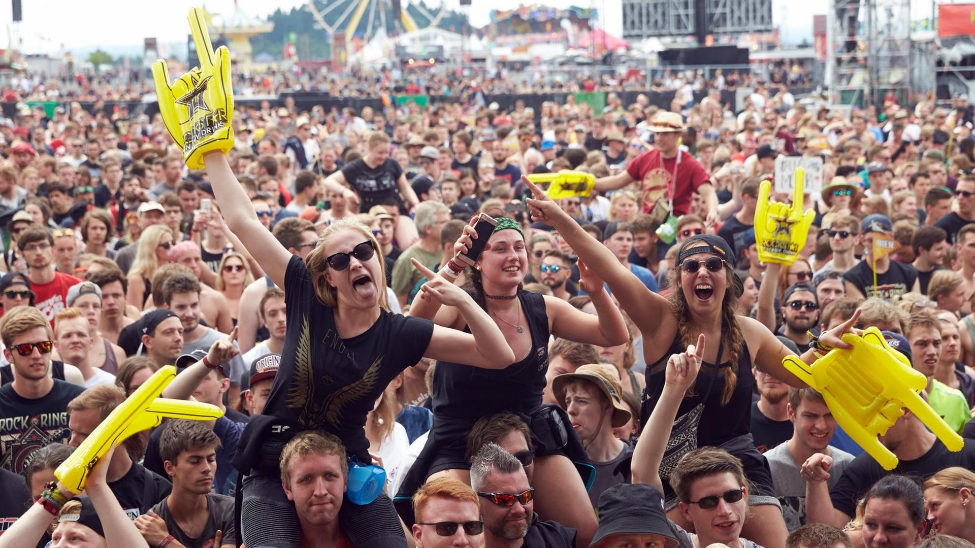 Festivalbesucher stehen beim Musikfestival "Rock am Ring" am 03.06.2017 in Nürburg (Rheinland-Pfalz) während des Auftritts der Band "Lower Than Atlantis" vor der Hauptbühne. Festivalbesucher stehen beim Musikfestival "Rock am Ring" am 03.06.2017 in Nürburg (Rheinland-Pfalz) während des Auftritts der Band "Lower Than Atlantis" vor der Hauptbühne.