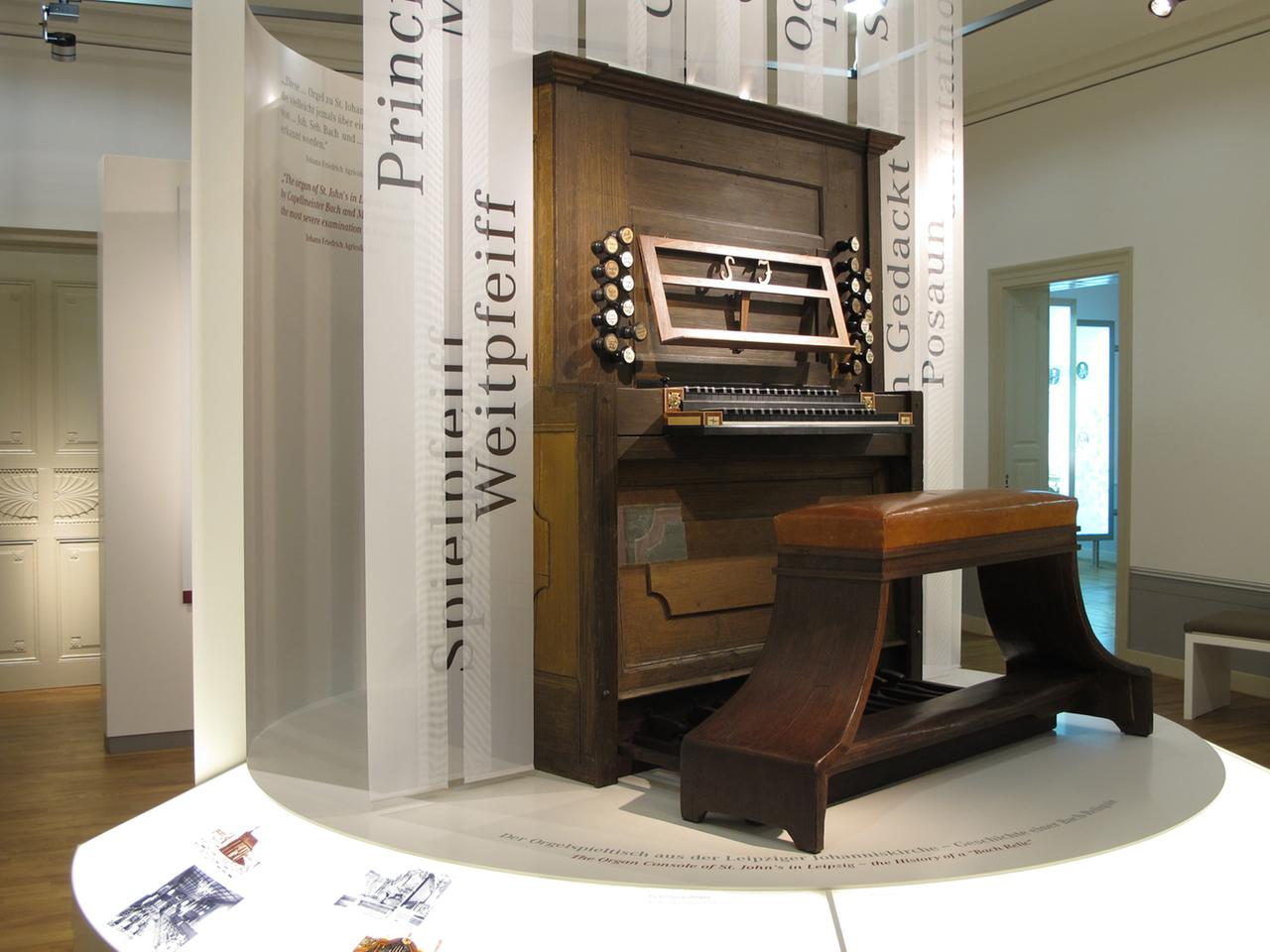 Der Orgelspieltisch aus der Johanniskirche ist eine Leihgabe des Museums für Musikinstrumente der Universität Leipzig. Der Orgelspieltisch aus der Johanniskirche ist eine Leihgabe des Museums für Musikinstrumente der Universität Leipzig.