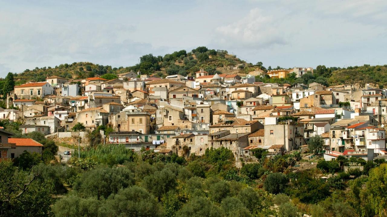 Blick auf das Dorf Riace, Aspromonte Nationalpark, Kalabrien, Italien, ...</p>

                        <a href=