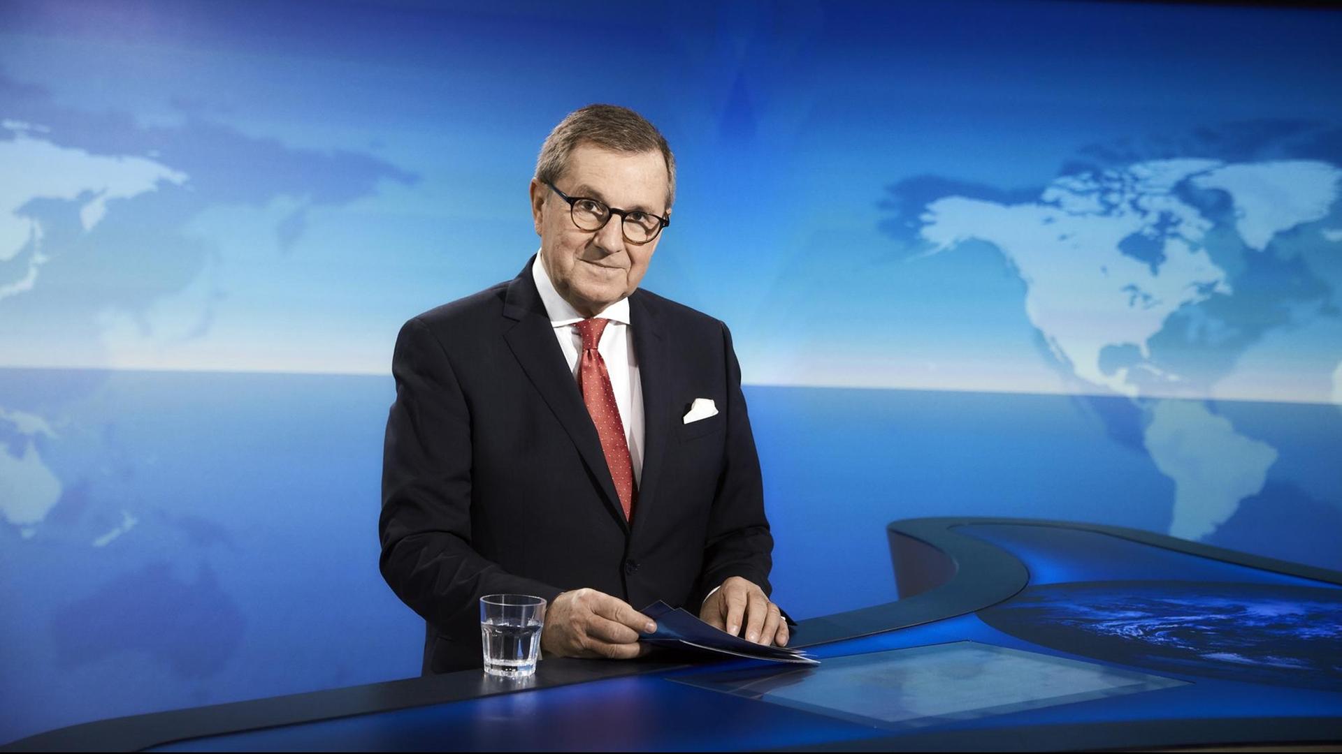 Jan Hofer, Chefsprecher von der "Tagesschau", steht im Studio an seinem Platz. Jan Hofer, Chefsprecher von der "Tagesschau", steht im Studio an seinem Platz.