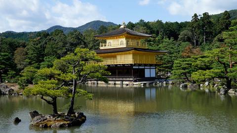 Kinkaku, der Goldene Pavillon, ist die Hauptattraktion im Kinkaku-ji-Tempel von Kyoto