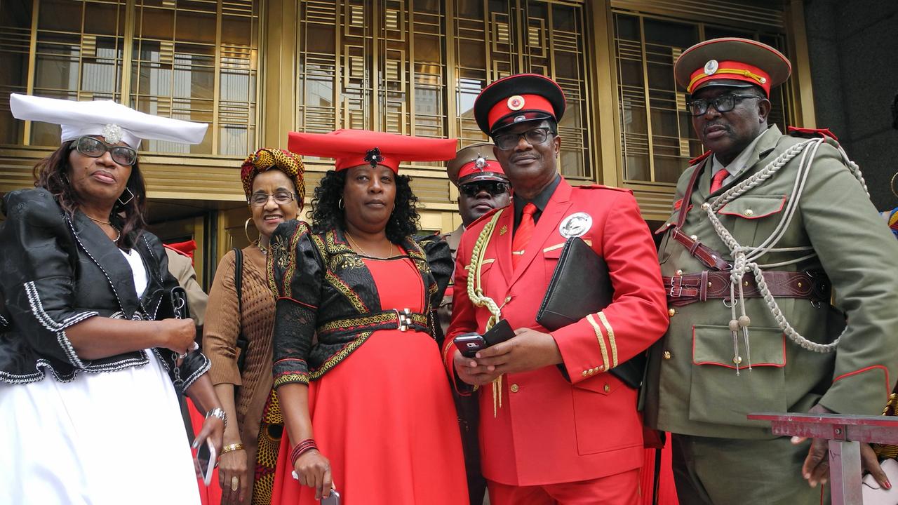 Vertreter der afrikanischen Volksgruppen Herero und Nama stehen am 12.10.2017 bei einer Anhörung im Verfahren gegen die Bundesregierung wegen des Völkermords im heutigen Namibia vor dem US-District Court in New York (USA). Vertreter der afrikanischen Volksgruppen Herero und Nama stehen am 12.10.2017 bei einer Anhörung im Verfahren gegen die Bundesregierung wegen des Völkermords im heutigen Namibia vor dem US-District Court in New York (USA).