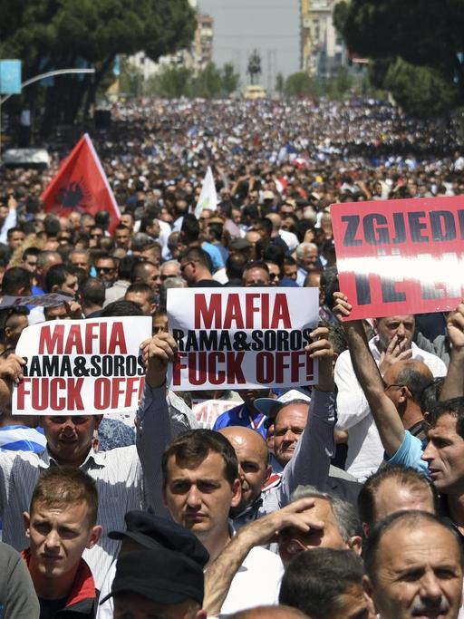 Anhänger der Opposition versammeln sich in der albanischen Hauptstadt Tirana zu einer Demonstration gegen Regierungschef Rama.