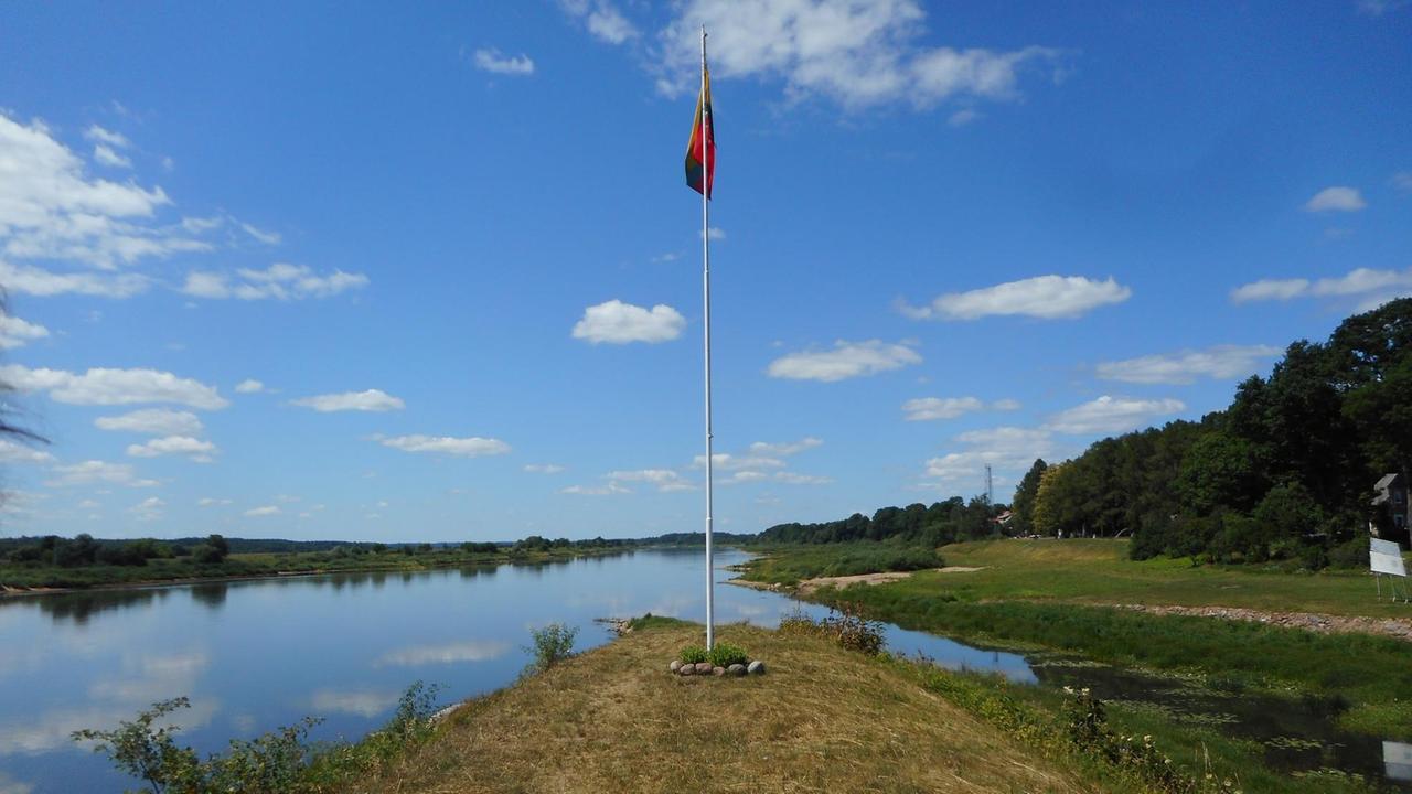 Der Fluss Memel (litauisch Nemunas) fließt an der Mole von Smalininkai (Litauen) vorbei 