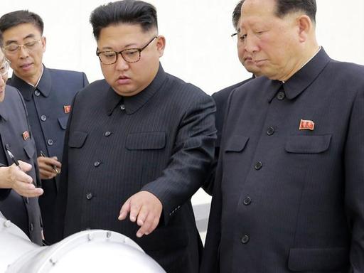 Der nordkoreanische Machthaber Kim Jong Un inspiziert angeblich den Sprengkopf einer Wasserstoffbombe. Das Foto wurde von der Regierung in Pjöngjang verbreitet.