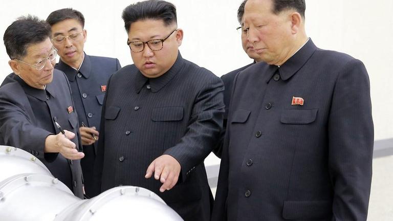 Der nordkoreanische Machthaber Kim Jong Un inspiziert angeblich den Sprengkopf einer Wasserstoffbombe. Das Foto wurde von der Regierung in Pjöngjang verbreitet. Der nordkoreanische Machthaber Kim Jong Un inspiziert angeblich den Sprengkopf einer Wasserstoffbombe. Das Foto wurde von der Regierung in Pjöngjang verbreitet.