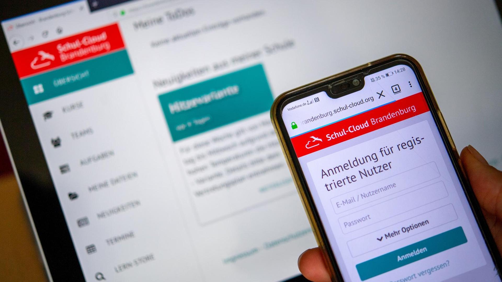Smartphone mit der Anmeldeoberfläche für das Schulcloud-Portal Smartphone mit der Anmeldeoberfläche für das Schulcloud-Portal