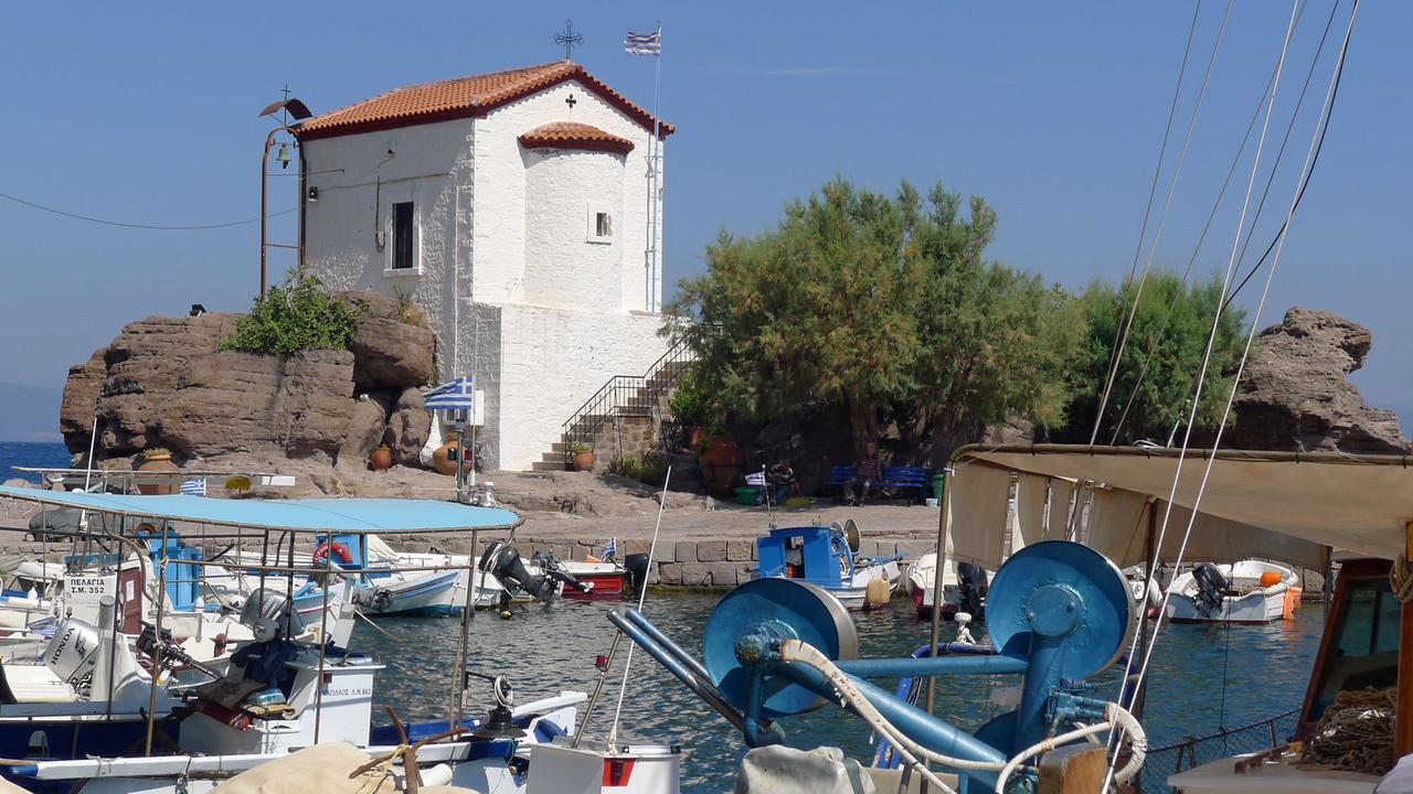 Das Fischerdorf Skala Sikamineas auf der griechischen Insel Lesbos Das Fischerdorf Skala Sikamineas auf der griechischen Insel Lesbos