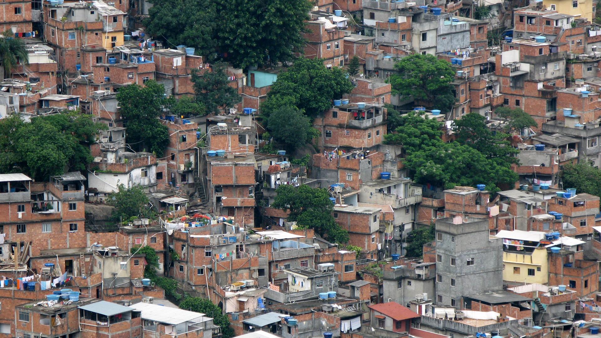 Die Favela Rocinha am 02.12.2007 in Rio de Janeiro (Brasilien). Die Favela Rocinha im Süden Rios gilt mit ca. 250.000 Einwohnern als größtes Armenviertel in Lateinamerika. Die Favela Rocinha am 02.12.2007 in Rio de Janeiro (Brasilien). Die Favela Rocinha im Süden Rios gilt mit ca. 250.000 Einwohnern als größtes Armenviertel in Lateinamerika.
