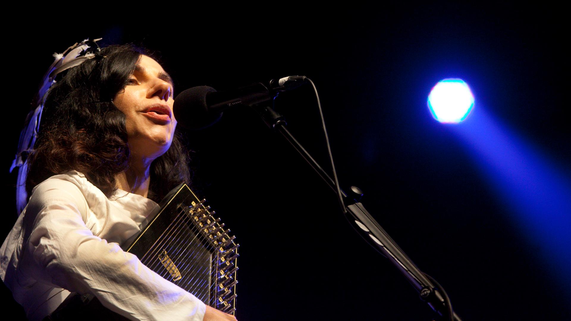Die britische Musikerin PJ Harvey auf dem Roskilde Festival in Dänemark am 30. Juni 2011 Die britische Musikerin PJ Harvey auf dem Roskilde Festival in Dänemark am 30. Juni 2011